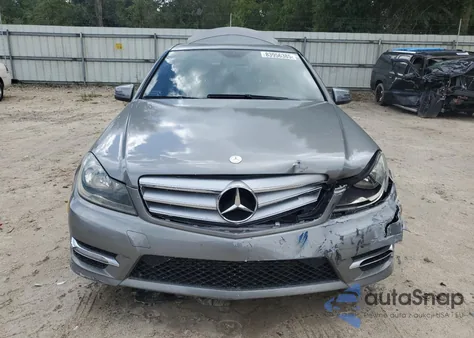 2013 Mercedes-Benz C 250 z USA, uszkodzony, nr VIN WDDGF4HB5DA771327